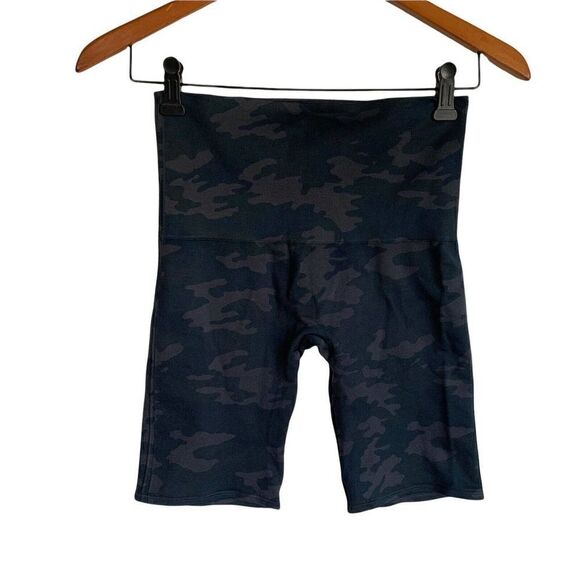 Spanx Women’s Size Medium M Look At Me Now Bike Shorts Black Camo. - Picture 4 of 4